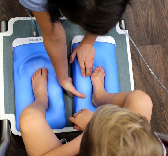 Jak zadbać o stopy dziecka? - Stopy dziecka kształtują się głównie do piątego roku życia. Jeśli w tym czasie zostaną zaniedbane, w późniejszym okresie mogą sprawić wiele problemów.