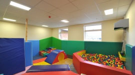 Dlaczego w salach zabaw dla dzieci jest tak głośno? - W salach zabaw hałas bywa nie do zniesienia. Tymczasem zadbanie o akustykę wcale nie jest trudne. Na co powinni zwracać uwagę właściciele sal i rodzice wybierający się do takich miejsc?