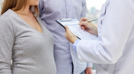 Planowanie ciąży po poronieniu - Dla kobiety, która poroniła, kolejna ciąża jest trudnym doświadczeniem, a towarzyszący jej strach często przysłania radość oczekiwania. Dowiedz się, jak radzić sobie ze stratą, co zrobić żeby zwiększyć szanse na szczęśliwe rozwiązanie i dlaczego pierwszy trymestr jest taki ważny.