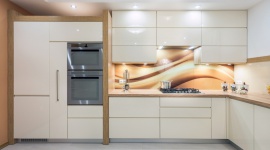 Bezpieczeństwo w kuchni, czyli jak stworzyć przestrzeń niezagrażającą dziecku? - Kuchnia jest miejscem, w którym liczba przedmiotów przyciągająca uwagę dzieci jest ogromna. Niestety, w dużej mierze nie są to „zabawki” bezpieczne dla naszych pociech. Są jednak rozwiązania, dzięki którym zaaranżujemy kuchenną przestrzeń w bezpieczny sposób.