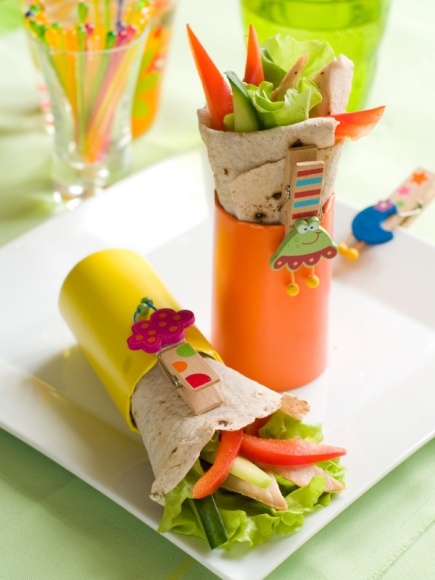 Jedzenie bez nudy! Kreatywne posiłki w sam raz dla dziecka - W 2015 roku w Polsce ponad 22 proc. uczniów szkół podstawowych i gimnazjów zmaga się z nadwagą lub otyłością. Jedną z przyczyn jest spożywanie zbyt dużej ilości wysokokalorycznych produktów. Jak od najmłodszych lat uczyć dziecko zdrowego odżywiania?