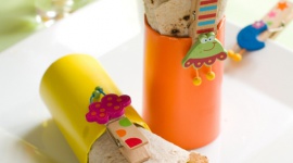 Jedzenie bez nudy! Kreatywne posiłki w sam raz dla dziecka - W 2015 roku w Polsce ponad 22 proc. uczniów szkół podstawowych i gimnazjów zmaga się z nadwagą lub otyłością. Jedną z przyczyn jest spożywanie zbyt dużej ilości wysokokalorycznych produktów. Jak od najmłodszych lat uczyć dziecko zdrowego odżywiania?