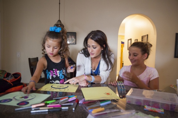 Kreatywne wakacje: twórcze zabawy, które pomogą zapobiec wakacyjnej nudzie - Wakacje to wymarzony czas dla dzieci i niemałe wyzwanie dla rodziców, którzy zachodzą w głowę, jak zapewnić swoim pociechom opiekę i nie dopuścić do pojawienia się nudy.