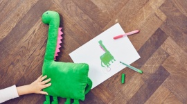 Trwa konkurs rysunkowy „Zabawa to poważna sprawa” - IKEA po raz kolejny realizuje marzenia dzieci – „ożywia” ich rysunki i zmienia je w pluszowe zabawki. Każda praca zgłoszona do konkursu ma szansę stać się pluszakiem, a Twoje dziecko może zostać projektantem globalnej kolekcji, która trafi na półki sklepów IKEA na całym świecie.