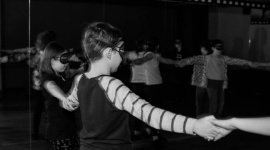 Dzieci i młodzież w niewidzialnym świecie Warsztaty z Akademią Młodych Talentów - W miniony weekend uczniowie Akademii Młodych Talentów stanęli przed niemałym wyzwaniem. Przy współpracy z Niewidzialną Wystawą wzięli udział w warsztatach artystycznych w opaskach na oczach.