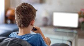 Czy rodzice wiedzą, co oglądają ich dzieci w telewizji? - Choć większość opiekunów (70%) deklaruje, że pilnuje czasu, który ich pociechy spędzają przed telewizorem, 42% z nich nie kontroluje oglądanych przez dzieci treści - wynika z badań zleconych przez Cartoon Network.