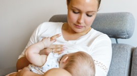 Karmienie piersią – poznaj mniej znane fakty! - Karmienie piersią ma wiele zalet, zarówno dla kobiety, jak i dziecka. Wiele mówi się o korzyściach w postaci budowania odporności dziecka, korzystnym wpływie na jego rozwój i wielu innych aspektach naturalnego karmienia.