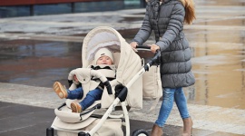 Mama wie lepiej: Misja wiosenny spacer - jak się do niego przygotować, co zabrać - Nareszcie nadchodzi wiosna – czas wyczekiwany chyba przez wszystkich rodziców. Coraz dłuższe dni i coraz wyższe temperatury sprzyjają spędzaniu czasu na świeżym powietrzu i pozwalają na coś więcej niż szybka rundka dookoła bloku czy pospieszny kurs po najbliższej okolicy.
