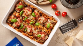 Wspólne chwile w kuchni zbliżają rodzinę - We współczesnym, zabieganym świecie coraz mniej czasu spędzamy z najbliższymi. Tymczasem, żeby być ze sobą naprawdę blisko, potrzebne są chwile, gdy poświęcimy sobie nawzajem naszą uwagę. Doskonałą okazję do tego stanowią wspólne posiłki oraz ich gotowanie całą rodziną.