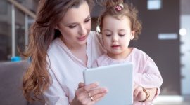 Prezent dla– dziecka wyzwanie dla rodziców - Najmłodsi odliczają dni do 1 czerwca, czekając na związane z nim przyjemności. Choć najważniejszy jest ciekawie spędzony wspólny czas z rodzicami, warto jednak dodatkowo umilić go upominkiem, który będzie zarówno pamiątką, jak i źródłem mądrej i rozwijającej zabawy.