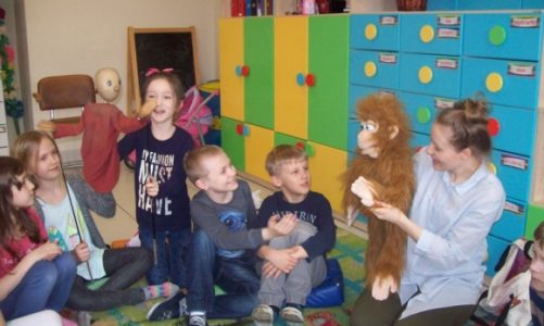 Czytają i dzielą się książką. W Społecznej Szkole Podstawowej w Białymstoku