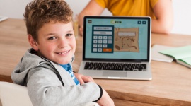 MEN odpowiada: uczniowie nadal będą odrabiać lekcje - Apel Rzecznika Praw Dziecka o ograniczenie prac domowych, nie przekonał Ministerstwa Edukacji Narodowej. Resort uważa, że to może być element oceny umiejętności uczniów.