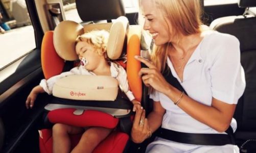 Bezpieczne dziecko podczas letniej podróży