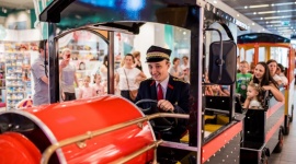 Tutaj Dzień Dziecka trwa cały czerwiec - Bezpłatna kolejka dla dzieci, darmowe kursy nauki języka angielskiego, kreatywne zabawy w strefie zabaw inspirowanej śląskim podwórkiem. Czerwiec w Agorze Bytom obfituje w wiele bezpłatnych atrakcji dla najmłodszych. Wstęp wolny.