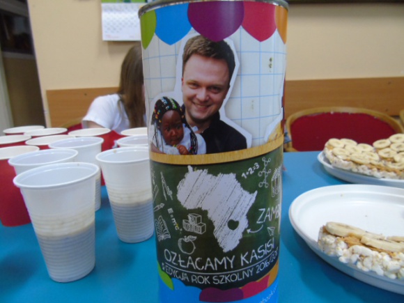 Szkolni wolontariusze wspierają Fundację Kasisi - Malują twarze, ćwiczą plemienne tańce, gotują afrykańskie przysmaki, które sprzedają na szkolnym kiermaszu, organizują kwesty. Wszystko po to, by wesprzeć afrykańskie dzieci, podopiecznych Fundacji Kasisi.