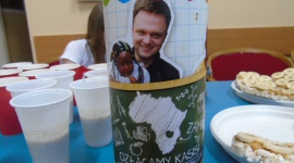 Szkolni wolontariusze wspierają Fundację Kasisi - Malują twarze, ćwiczą plemienne tańce, gotują afrykańskie przysmaki, które sprzedają na szkolnym kiermaszu, organizują kwesty. Wszystko po to, by wesprzeć afrykańskie dzieci, podopiecznych Fundacji Kasisi.