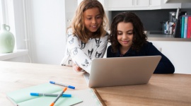Wakacje w sieci – jak zadbać o bezpieczeństwo dziecka w Internecie? - W czasie wakacji dzieci spędzają w Internecie znacznie więcej czasu, niż w ciągu roku szkolnego. Jak uniknąć zagrożeń wynikających z ciągłego surfowania w sieci i nakierować pociechę na przeglądanie właściwych treści?