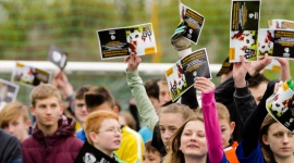 Prawie 400 dzieci z Domów Dziecka kibicowało na Mistrzostwach Europy UEFA Under- - Ostatnio oczy Europy zwrócone były na polskie miasta, w których odbywały się Mistrzostwa Europy Under-21. Dotarło 400 wychowanków placówek opiekuńczo-wychowawczych, którzy wzięli udział w VIII Mistrzostwach Polski Dzieci z Domów Dziecka sponsorowanych przez Continental.