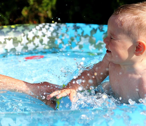 Mama wie lepiej: Uff jak gorąco – dowiedz się, czego absolutnie nie wolno robić - Przed nami miesiące pełne słońca i wysokich temperatur – czas wyjazdów, wypadów nad wodę, całych dni spędzanych na placach zabaw i w parkach oraz długich godzin spacerów z maluszkami, które właśnie przeżywają swoje pierwsze czy drugie lato w życiu.