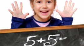 Siedź spokojnie, bo niczego się nie nauczysz… Otóż nie! - Lepsze wyniki w nauce matematyki osiągają uczniowie, którzy w trakcje zajęć mogą używać całego ciała – do takich wniosków doszli uczeni z Kopenhagi. Ruch wkomponowany w proces uczenia przekłada się na poprawę pamięci, lepszą koncentrację i większe zaangażowanie u dzieci.