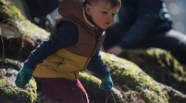 Jesienne aktywności z maluchem na świeżym powietrzu! - Dajmy przykład naszym dzieciom i wychodźmy z nimi jak najczęściej. Dzięki temu nie tylko wzmocnimy ich odporność i rozwój fizyczny, ale również odkryjemy przed nimi świat podwórkowych zabaw!