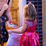 Czy pozwolić dzieciom pukać do drzwi obcych w Halloween?