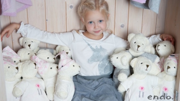 Miś Endo – niezwykły przewodnik po świecie wyobraźni - Dzieciństwo to wyjątkowy czas, w którym zaczynamy kształtować swój charakter, gust oraz wrażliwość. Wpajamy również wartości. To również okres spontanicznej ekspresji i pomysłowości, dlatego powinien być nasycony magią i cudownością.