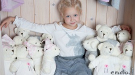 Miś Endo – niezwykły przewodnik po świecie wyobraźni - Dzieciństwo to wyjątkowy czas, w którym zaczynamy kształtować swój charakter, gust oraz wrażliwość. Wpajamy również wartości. To również okres spontanicznej ekspresji i pomysłowości, dlatego powinien być nasycony magią i cudownością.