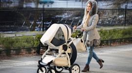 Mama wie lepiej: Misja jesienny spacer z dzieckiem - Jak to dobrze zorganizować, - Jesienny spacer z maluszkiem? A co w tym trudnego?! Ubieramy się i wychodzimy… pozornie brzmi banalnie, ale wcale nie jest to taka oczywista sprawa, a wizja jesiennego spaceru z maluchem często wzbudza niepokój w rodzicach.