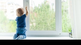 Z myślą o bezpieczeństwie najmłodszych - O tym, że pojawienie się na świecie dziecka potrafi przewartościować i przewrócić do góry nogami dotychczasowy świat prędzej czy później przekonują się wszyscy świeżo upieczeni rodzice.