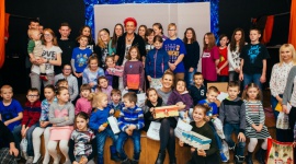 "Wiśnia dzieciom" - wspólna akcja Michała Wiśniewskiego i fundacji "Po Pierwsze" - 600 osób, w tym 250 maluchów otrzyma gwiazdkowe upominki od wyjątkowego Mikołaja. Już po raz czwarty Michał Wiśniewski wspólnie z fundacją „Po Pierwsze” przygotowuje prezenty dla podopiecznych Domów Dziecka w ramach akcji „Wiśnia dzieciom”.