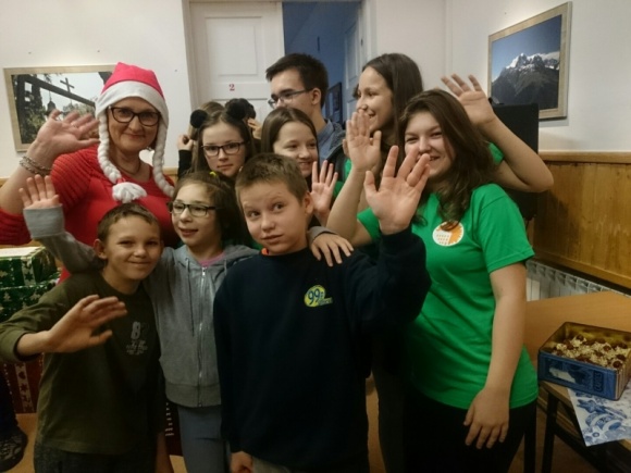 Białostoccy uczniowie wsparli niepełnosprawne dzieci - Dziesięć ogromnych paczek wręczyli uczniowie Zespołu Szkół Społecznych Fundacji Edukacji „Fabryczna 10” niepełnosprawnym dzieciom ze Specjalnego Ośrodka Szkolno-Wychowawczego w Białymstoku.