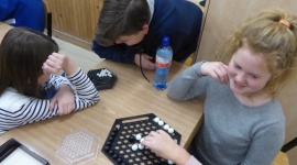 Gry edukacyjne przebojem wchodzą do białostockich szkół - Nauka poprzez zabawę, logiczne myślenie i współzawodnictwo – walory edukacyjnych gier planszowych docenia coraz więcej szkół. W Zespole Szkół Społecznych Fundacji Edukacji „Fabryczna 10” gry stały się elementem unijnego projektu „Rozwijamy pasje”.