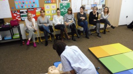 Rodzice już wiedzą, jak udzielać pierwszej pomocy - W środę 17 stycznia w Prywatnej Anglojęzycznej Szkole Podstawowej w Rybniku odbył się kurs pierwszej pomocy dla rodziców. Szkolenie przeprowadzono pod hasłem „Bezpieczne ferie, czyli jak udzielić dziecku pierwszej pomocy przedmedycznej”.