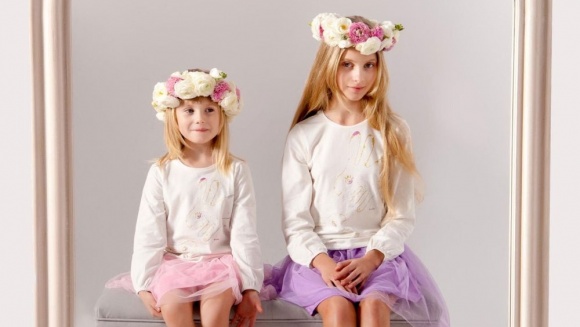 Tiule, groszki i kokardy, czyli dziecięca szafa w wiosennej odsłonie! - Wiosna zbliża się wielkimi krokami, a wraz z nią Wielkanoc i czas spotkań z krewnymi i przyjaciółmi. Wielu rodziców szuka wskazówek, w co ubrać dzieci na specjalne okazje. Ważne by kreacje były gustowne, ale przede wszystkim wygodne i praktyczne dla najmłodszych.