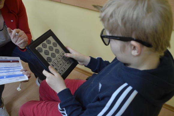 SOS dla Wzroku - dobroczynne wsparcie prawidłowego widzenia u dzieci - Każdy ma prawo do zobaczenia świata wyraźniej - szczególnie dzieci i młodzież, dla których prawidłowe widzenie to lepszy start w przyszłość. SOS dla Wzroku to akcja, w ramach której prowadzone są bezpłatne badania wzroku.