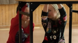 Białostoccy wolontariusze wspierają fundację „Pomóż im” - Śpiewali, tańczyli i grali by wesprzeć chore na raka dzieci i ich hospicjum. Uczniowie Zespołu Szkół Społecznych Fundacji Edukacji „Fabryczna 10” zaangażowali się w działania fundacji „Pomóż im”.