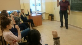 Uczą się języka migowego, by zrozumieć i być zrozumianym - Obok języka polskiego i angielskiego, także język migowy? Czemu nie? W Zespole Szkół Społecznych Fundacji Edukacji „Fabryczna 10” właśnie ruszyły takie nietypowe zajęcia.