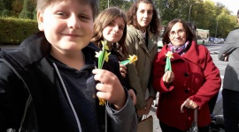 Szkolni wolontariusze w akcji „Pola nadziei” - Jesienią posadzili żonkile, a teraz wezmą udział w żonkilowej kweście na rzecz podopiecznych Domowego Hospicjum dla Dzieci. Wolontariusze z Zespołu Szkół Społecznych Fundacji Edukacji „Fabryczna 10” przyłączyli się do akcji „Pola nadziei”.