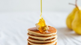 Przepis na pyszne, pachnące placuszki bananowo-jaglane à la pancakes. - Poniżej pomysłowy przepis na pyszne placuszki à la pancakes z wartościowych składników, które można serwować z dowolnymi dodatkami. Z pewnością podbiją podniebienia małych i dużych łasuchów. Są świetnym pomysłem na śniadanie, słodki obiad czy podwieczorek dla całej rodziny.