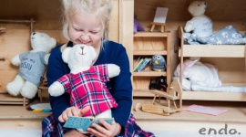 Dlaczego każde dziecko powinno mieć misia? - Pluszowy miś to jedno z najpiękniejszych wspomnień dzieciństwa. Od pierwszych miesięcy życia dziecka pociesza je, zaspokaja jego poczucie bezpieczeństwa, ale nie tylko. Z najlepszym przyjacielem łatwiej wkroczyć w świat fantazji i rozwinąć skrzydła wyobraźni.