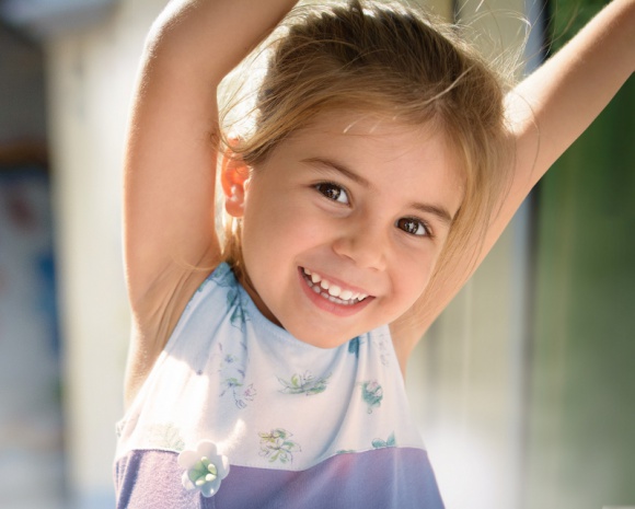 Jak przygotować dziecko do dbania o zęby na wakacyjnych wyjazdach bez rodziców? - Wakacje sprzyjają dziecięcej niezależności. Dotyczy to także higieny jamy ustnej. 73% pytanych mam deklaruje, że wie w jaki sposób ich pociecha dba o zęby poza domem. Czy na pewno?