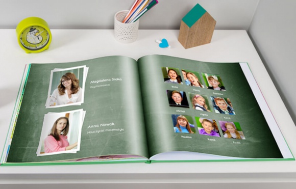 Fotoksiążka szkolna – wspaniała pamiątka i pomysł na prezent - Koniec roku szkolnego wzbudza wiele emocji wśród uczniów. Nie chodzi jednak o nagrody za dobrą naukę czy inne wyróżnienia, ale o zakończenie pewnego etapu w życiu.
