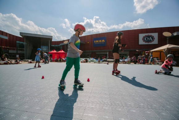 Atrakcje na wakacje! Zaprasza Port Łódź - Leżaki, hamaki, kosze plażowe, wielki dmuchany zamek oraz wrotkarnia – już 16 lipca w Porcie Łódź startuje „Lato na Patio”. Z wszystkich przygotowanych atrakcji korzystać będzie można bezpłatnie siedem dni w tygodniu przez całe lato aż do 2 września.