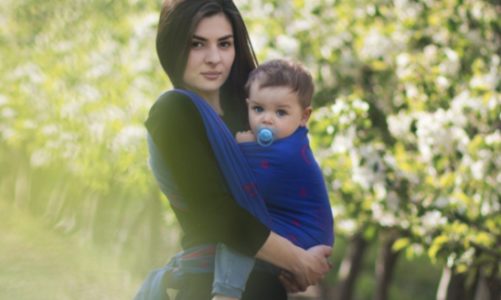 Chusty i nosidełka idealnie sprawdzają się podczas wakacyjnych wyjazdów.