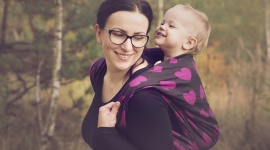 Chustonoszenie - naturalna potrzeba bliskości - Nie bez powodu trzy pierwsze miesiące życia noworodka nazywane są czwartym trymestrem. Choć po urodzeniu maluszek nie jest już bezpośrednio połączony z matką, nadal potrzebuje dużo bliskości, a słuchając bicia jej serca czuje się bezpiecznie.