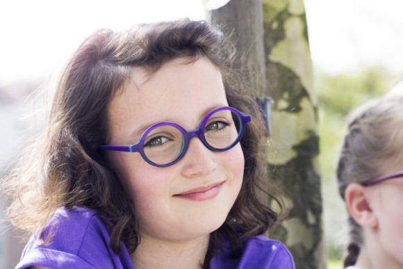 Dzieci i wady wzroku – kiedy wybrać się do specjalisty i jak wybrać okulary - Problem zaburzeń widzenia dotyczy coraz więcej dzieci i młodzieży. Zazwyczaj są to wady refrakcji: krótkowzroczność, nadwzroczność i astygmatyzm. Niepokojące szacunki mówią, że prawie połowa uczniów szkół średnich cierpi na krótkowzroczność i zespół suchego oka*.