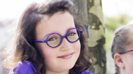 Dzieci i wady wzroku – kiedy wybrać się do specjalisty i jak wybrać okulary - Problem zaburzeń widzenia dotyczy coraz więcej dzieci i młodzieży. Zazwyczaj są to wady refrakcji: krótkowzroczność, nadwzroczność i astygmatyzm. Niepokojące szacunki mówią, że prawie połowa uczniów szkół średnich cierpi na krótkowzroczność i zespół suchego oka*.