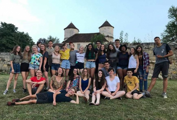 Białostoccy wolontariusze odnowili francuskie opactwo - Spali w namiotach, pracowali, sprzątali, gotowali – wolontariusze z Zespołu Szkół Społecznych Fundacji Edukacji „Fabryczna 10” wrócili z Francji, gdzie odnawiali średniowieczne opactwo w Moncel.