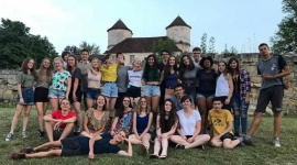 Białostoccy wolontariusze odnowili francuskie opactwo - Spali w namiotach, pracowali, sprzątali, gotowali – wolontariusze z Zespołu Szkół Społecznych Fundacji Edukacji „Fabryczna 10” wrócili z Francji, gdzie odnawiali średniowieczne opactwo w Moncel.